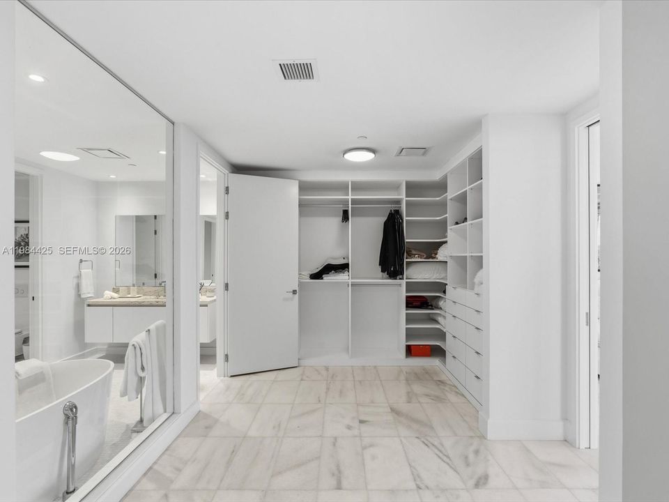 Vendido Recientemente: $4,295,000 (4 camas, 6 baños, 3788 Pies cuadrados)