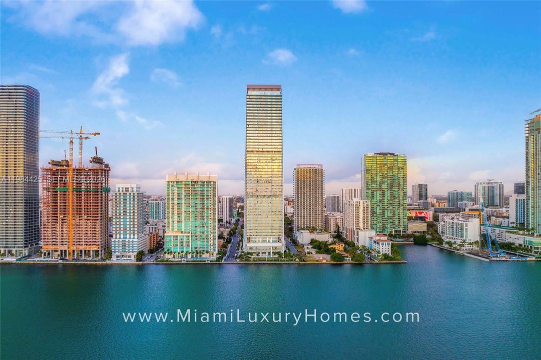 Vendido Recientemente: $4,295,000 (4 camas, 6 baños, 3788 Pies cuadrados)