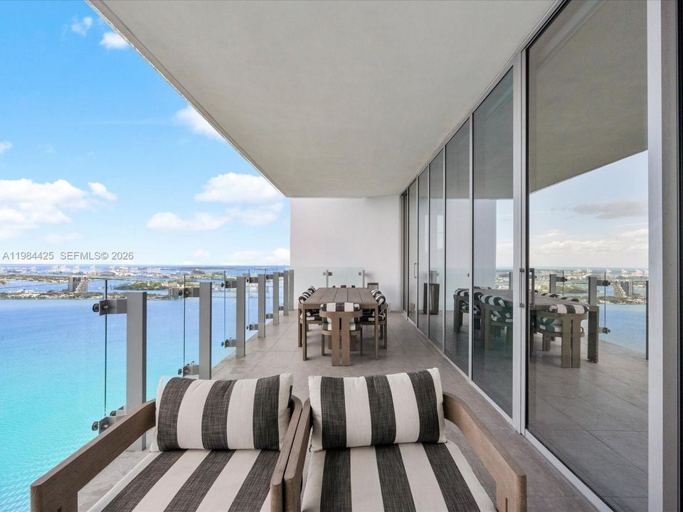 Vendido Recientemente: $4,295,000 (4 camas, 6 baños, 3788 Pies cuadrados)