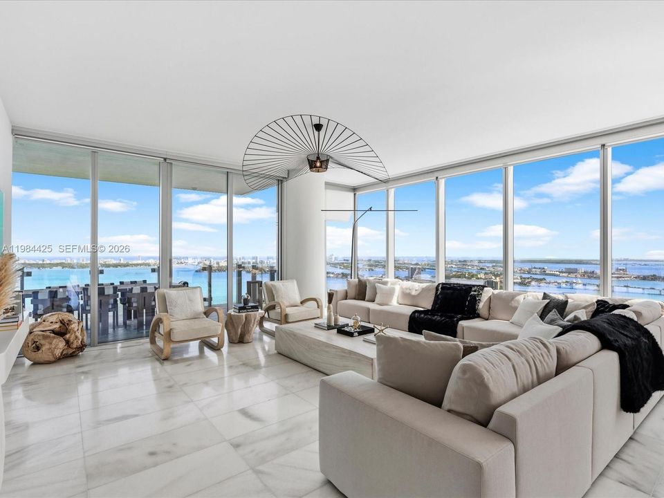 Vendido Recientemente: $4,295,000 (4 camas, 6 baños, 3788 Pies cuadrados)
