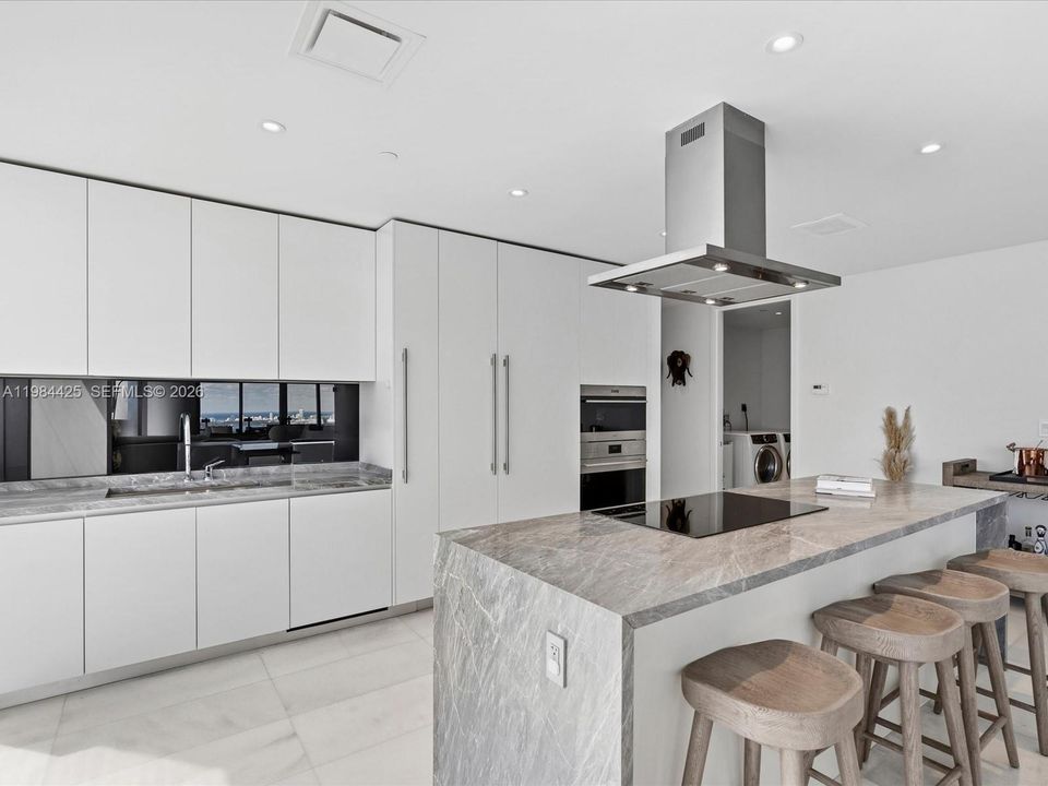Vendido Recientemente: $4,295,000 (4 camas, 6 baños, 3788 Pies cuadrados)
