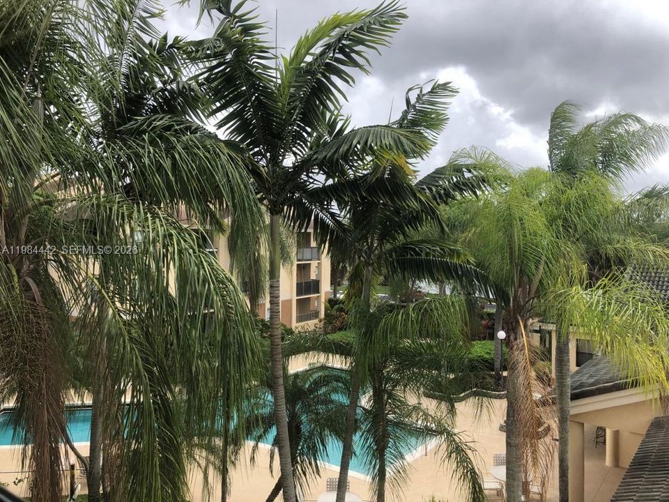 Active With Contract: $169,900 (1 beds, 1 baths, 757 Square Feet)
