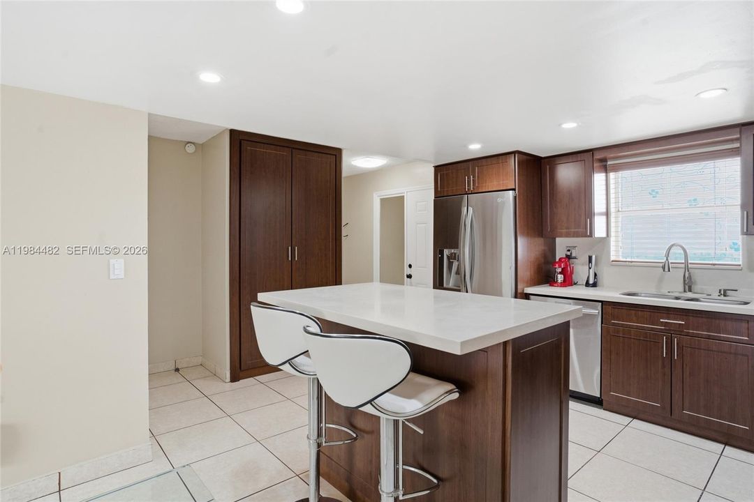 На продажу: $325,000 (2 спален, 2 ванн, 1196 Квадратных фут)