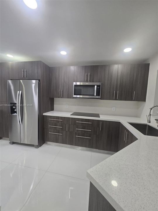 Activo con contrato: $2,600 (2 camas, 2 baños, 1096 Pies cuadrados)