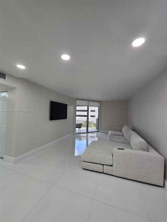 Activo con contrato: $2,600 (2 camas, 2 baños, 1096 Pies cuadrados)