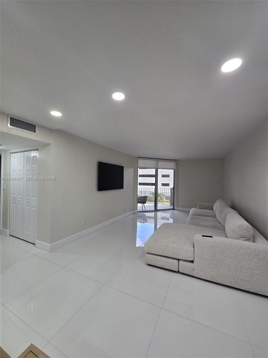 Activo con contrato: $2,600 (2 camas, 2 baños, 1096 Pies cuadrados)