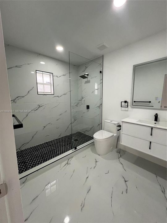 Activo con contrato: $770,000 (3 camas, 2 baños, 2330 Pies cuadrados)