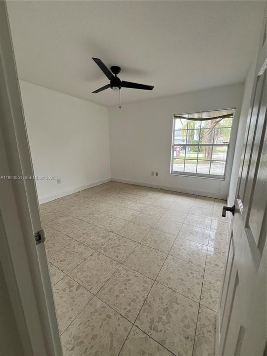 Activo con contrato: $770,000 (3 camas, 2 baños, 2330 Pies cuadrados)