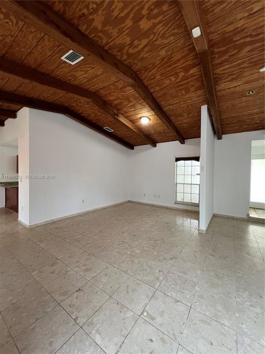 Activo con contrato: $770,000 (3 camas, 2 baños, 2330 Pies cuadrados)