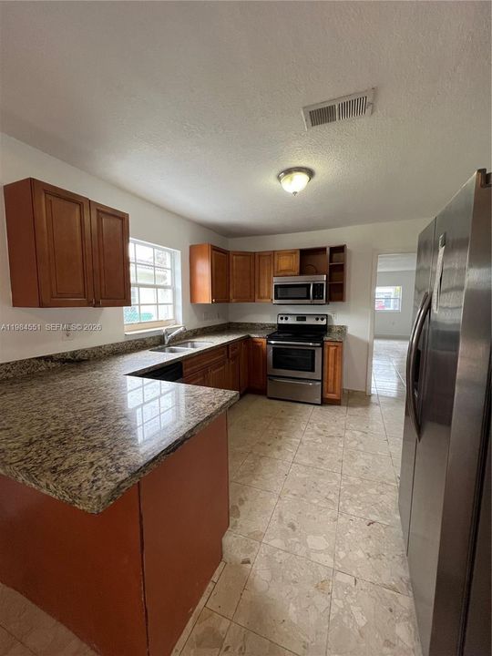 Activo con contrato: $770,000 (3 camas, 2 baños, 2330 Pies cuadrados)