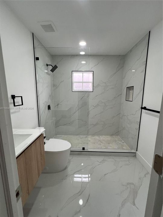 Activo con contrato: $770,000 (3 camas, 2 baños, 2330 Pies cuadrados)