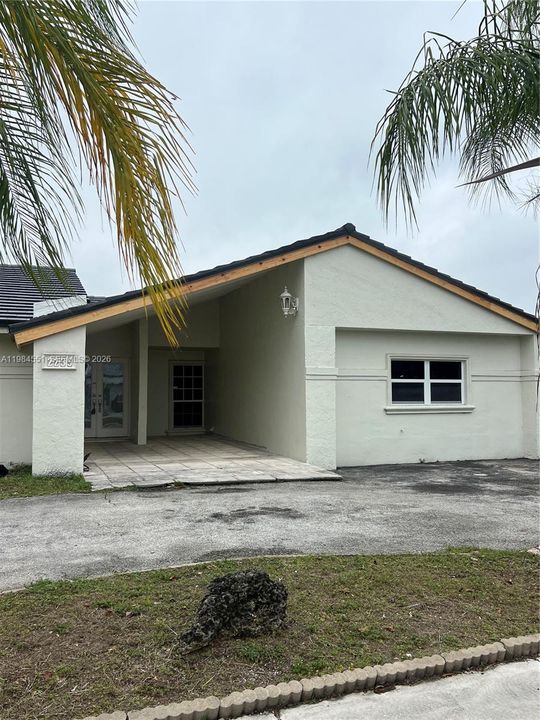 Activo con contrato: $770,000 (3 camas, 2 baños, 2330 Pies cuadrados)