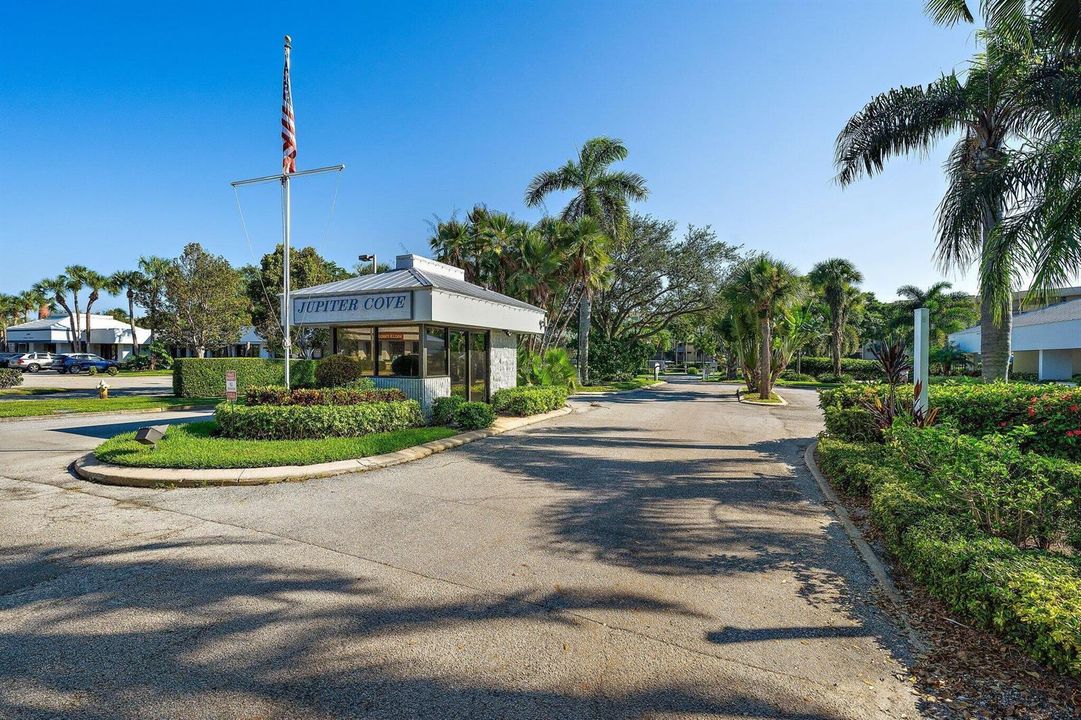 Jupiter Cove Gate Area