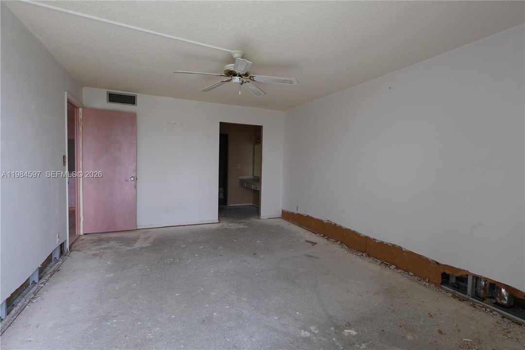 На продажу: $147,700 (2 спален, 2 ванн, 1300 Квадратных фут)