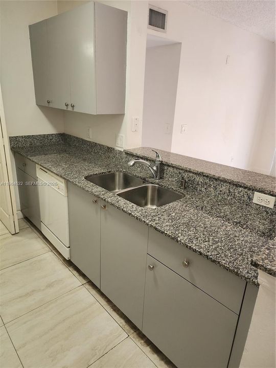 合同活跃: $269,000 (2 贝兹, 1 浴室, 940 平方英尺)