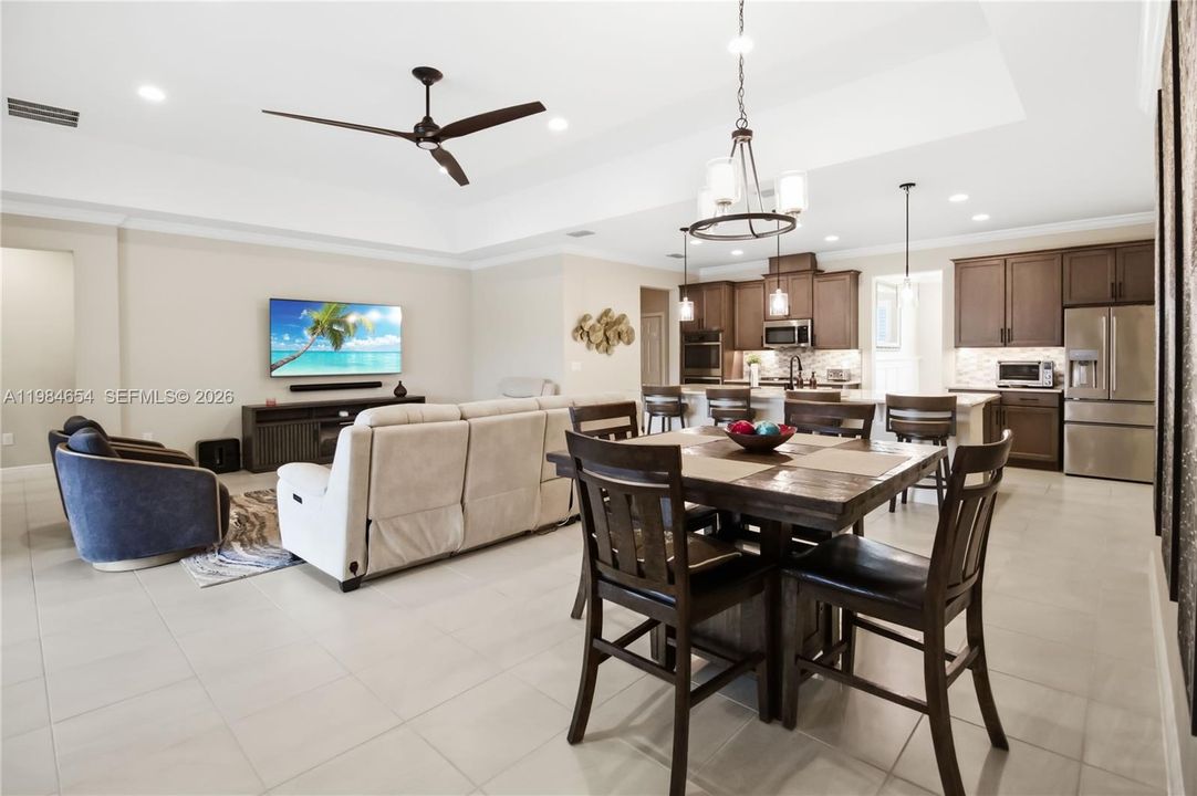 En Venta: $775,000 (5 camas, 4 baños, 3334 Pies cuadrados)