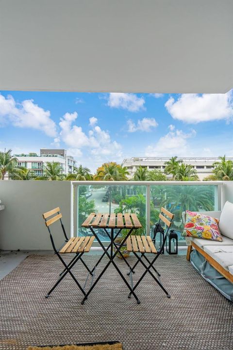Active With Contract: $359,000 (1 beds, 1 baths, 837 Square Feet)