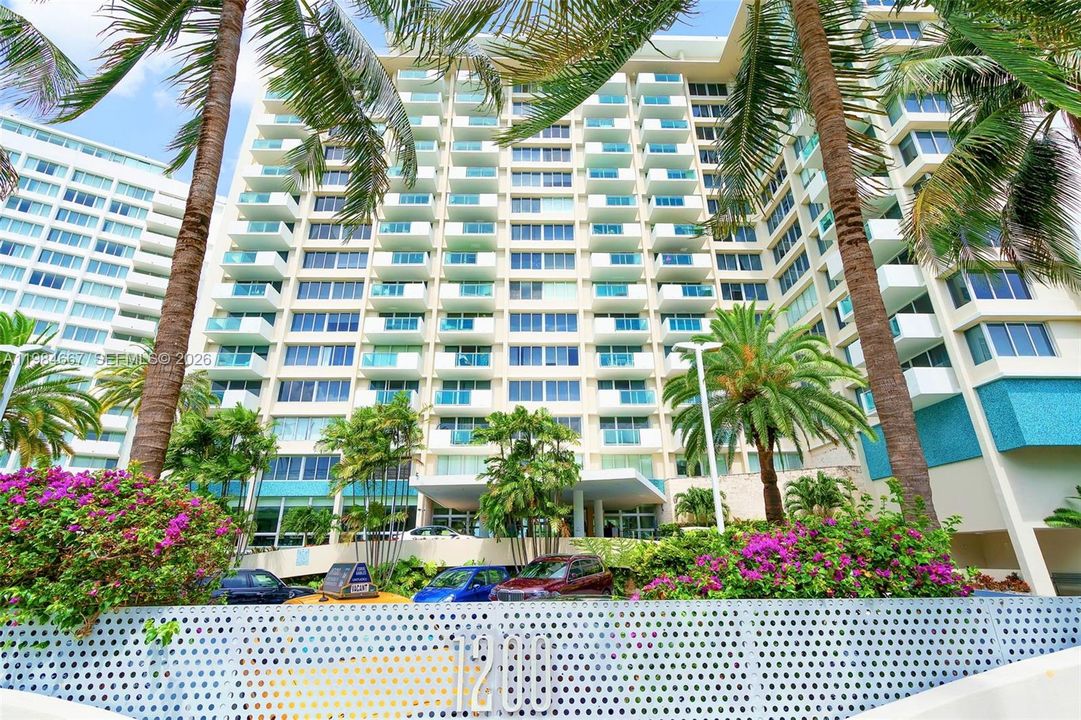 Active With Contract: $359,000 (1 beds, 1 baths, 837 Square Feet)