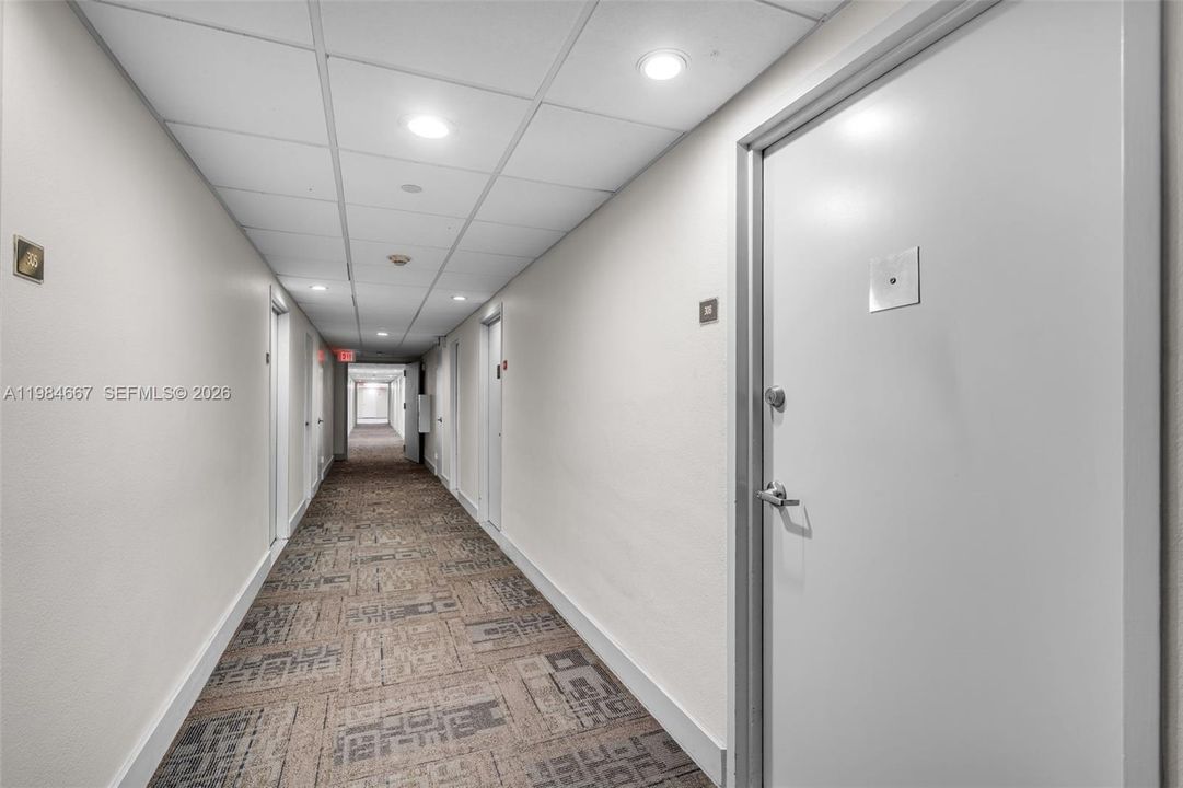 Active With Contract: $359,000 (1 beds, 1 baths, 837 Square Feet)
