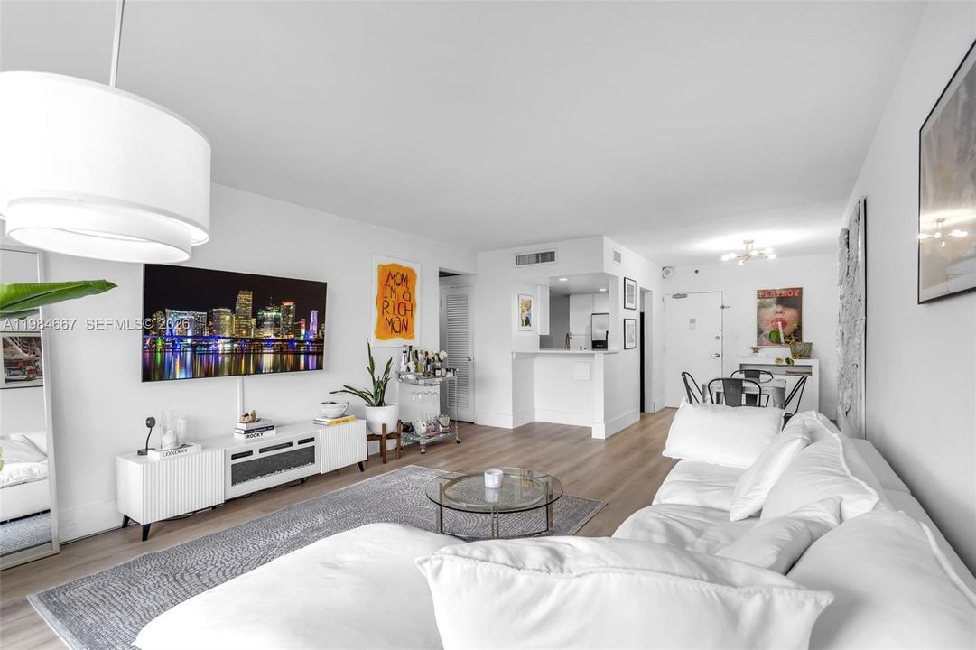 Active With Contract: $359,000 (1 beds, 1 baths, 837 Square Feet)