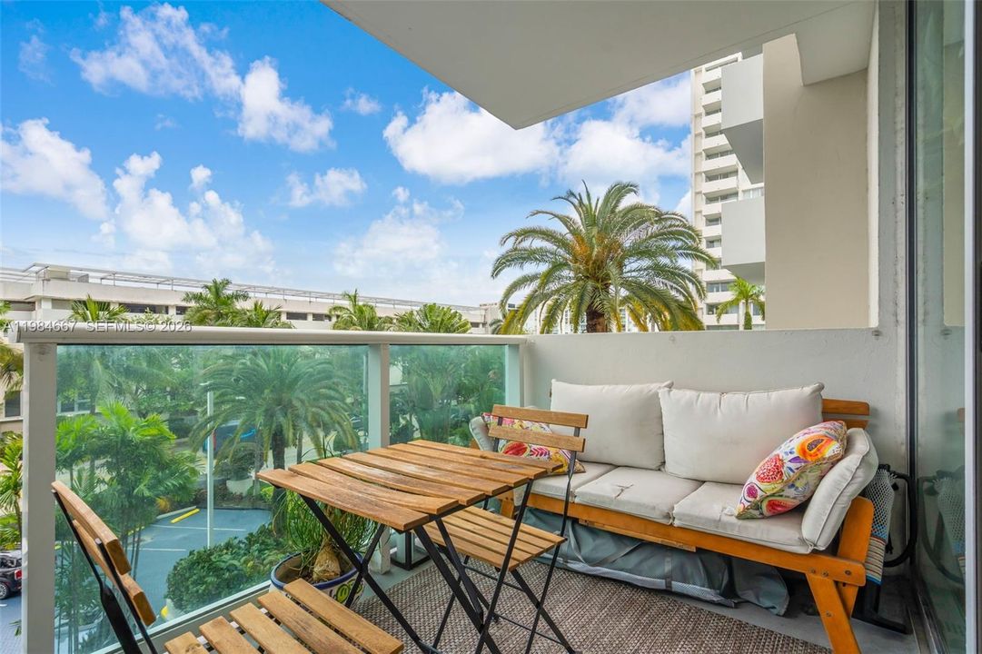 Active With Contract: $359,000 (1 beds, 1 baths, 837 Square Feet)