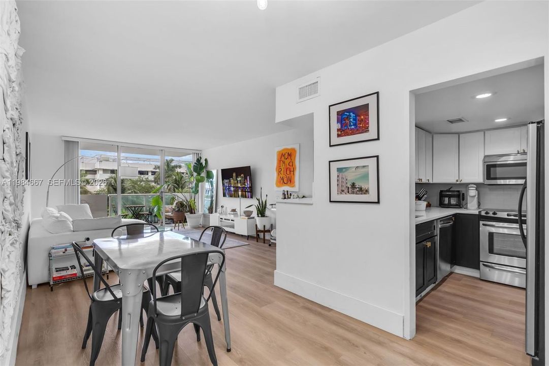 Active With Contract: $359,000 (1 beds, 1 baths, 837 Square Feet)