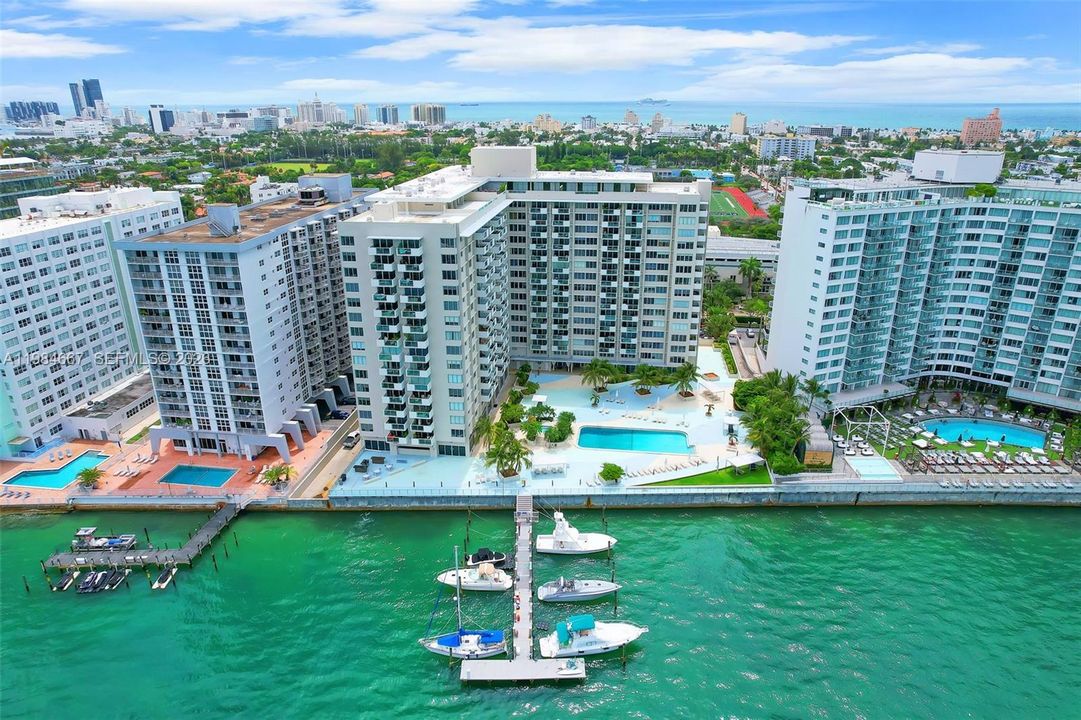 Active With Contract: $359,000 (1 beds, 1 baths, 837 Square Feet)
