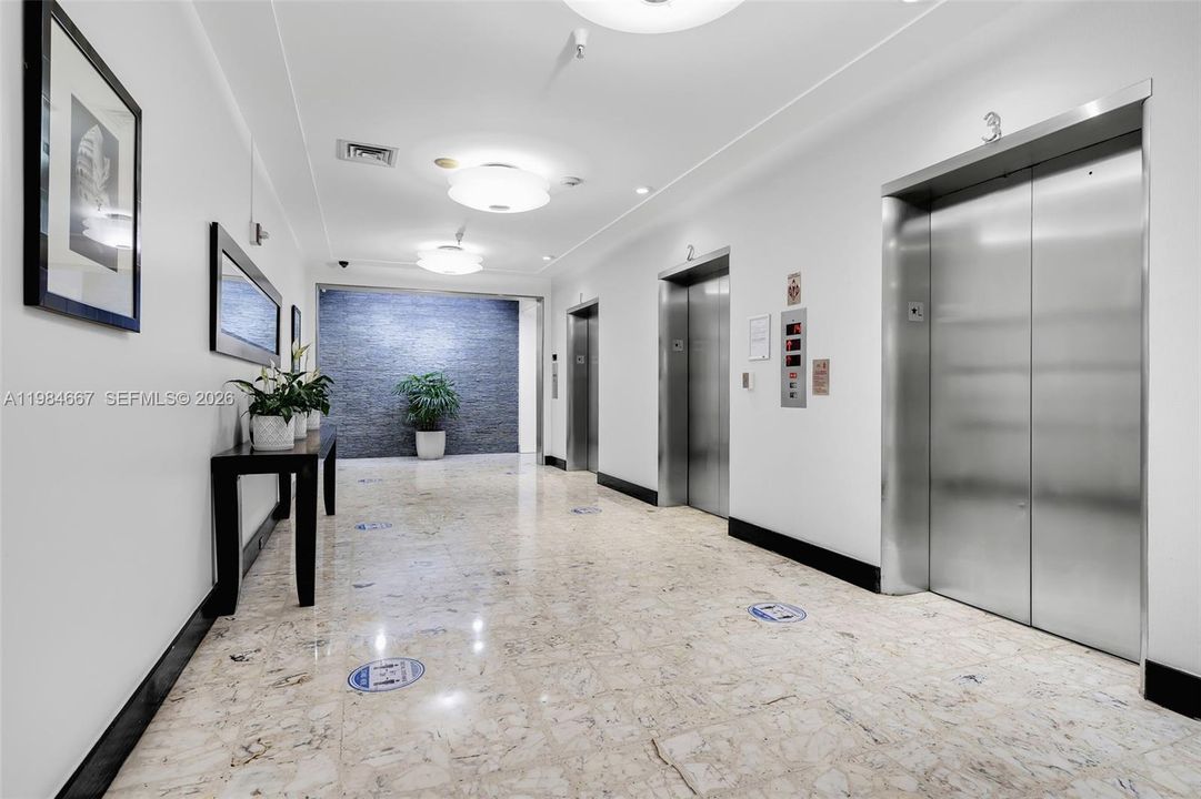 Active With Contract: $359,000 (1 beds, 1 baths, 837 Square Feet)
