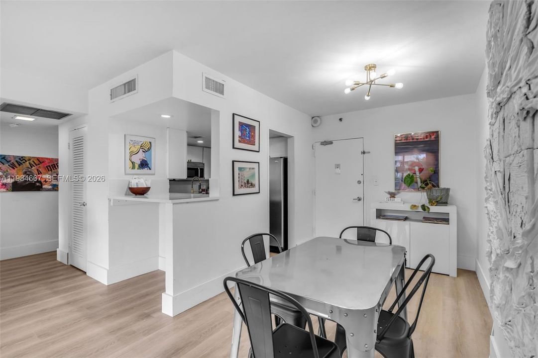 Active With Contract: $359,000 (1 beds, 1 baths, 837 Square Feet)