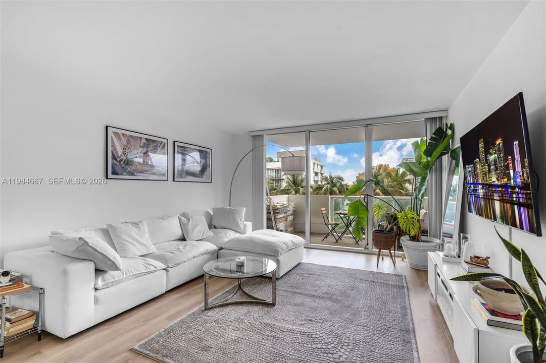 Active With Contract: $359,000 (1 beds, 1 baths, 837 Square Feet)
