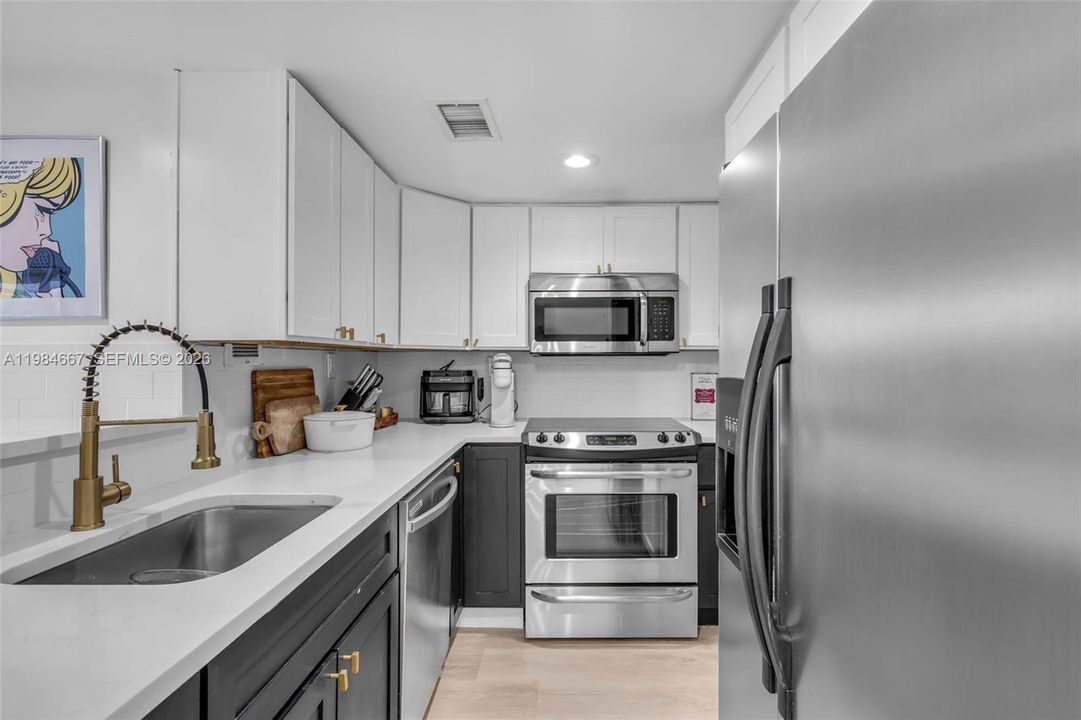 Active With Contract: $359,000 (1 beds, 1 baths, 837 Square Feet)