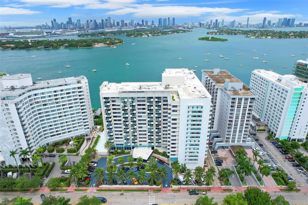 Active With Contract: $359,000 (1 beds, 1 baths, 837 Square Feet)