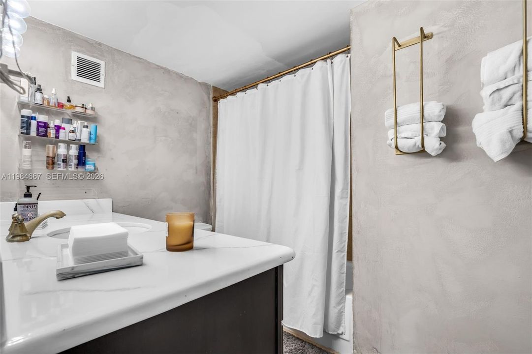 Active With Contract: $359,000 (1 beds, 1 baths, 837 Square Feet)