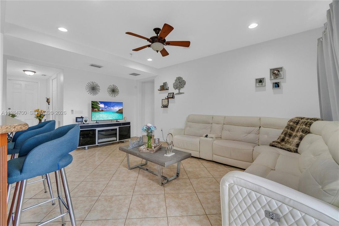 For Rent: $3,400 (3 beds, 2 baths, 1401 Square Feet)