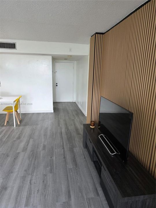 ENTRANCE - FOYER