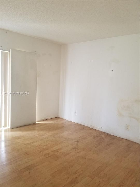 For Sale: $188,000 (2 beds, 1 baths, 752 Square Feet)