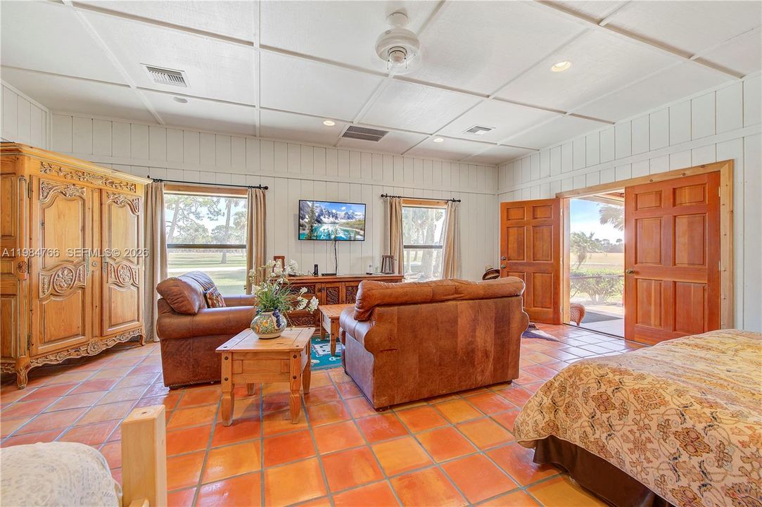 For Sale: $5,999,999 (9 beds, 3 baths, 910 Square Feet)