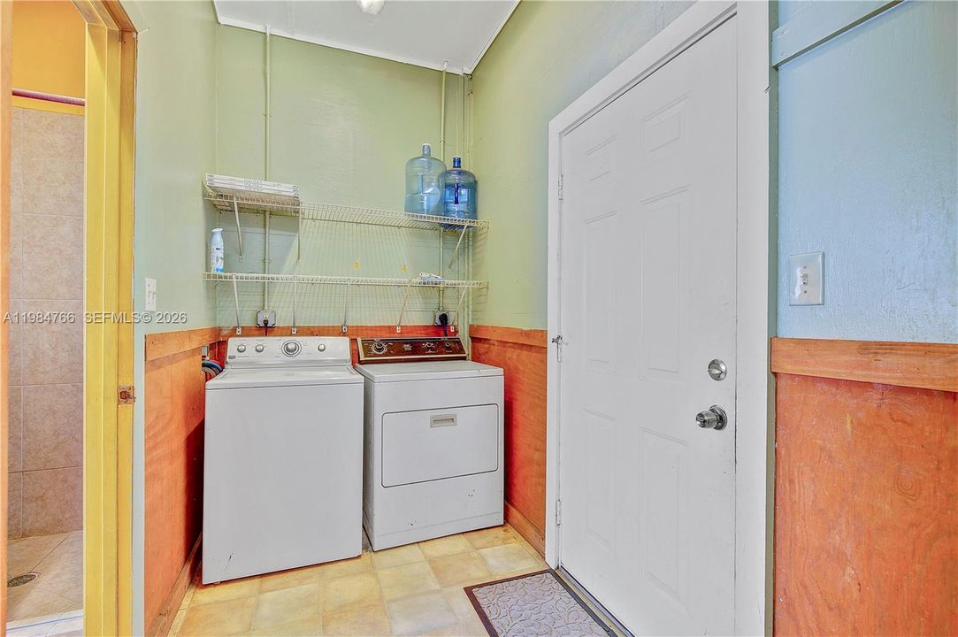 For Sale: $5,999,999 (9 beds, 3 baths, 910 Square Feet)