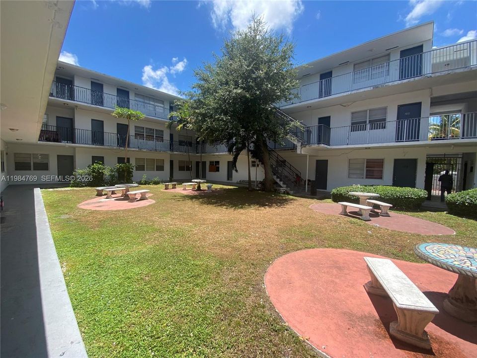For Sale: $185,000 (2 beds, 2 baths, 1146 Square Feet)