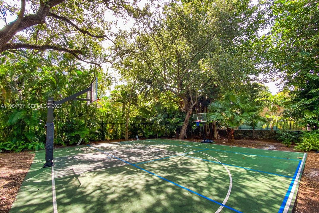 For Sale: $2,300,000 (2 beds, 2 baths, 1595 Square Feet)