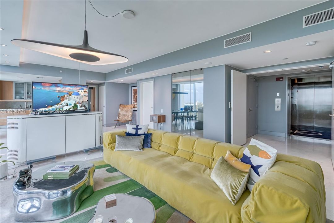 For Sale: $2,300,000 (2 beds, 2 baths, 1595 Square Feet)