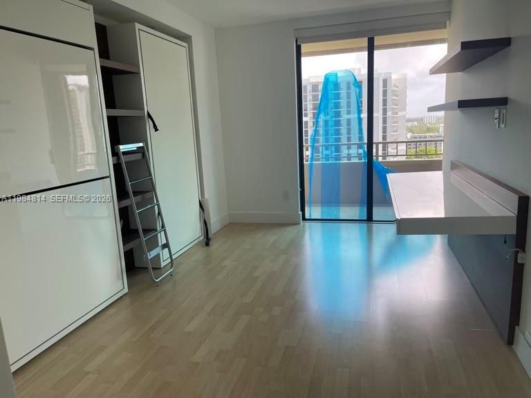 Activo con contrato: $4,200 (3 camas, 2 baños, 2215 Pies cuadrados)
