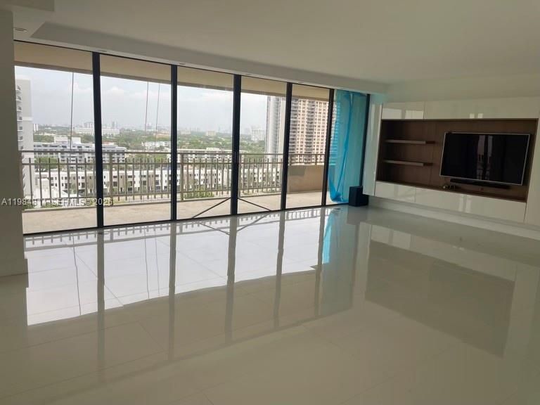 Activo con contrato: $4,200 (3 camas, 2 baños, 2215 Pies cuadrados)
