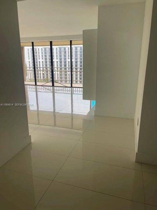 Activo con contrato: $4,200 (3 camas, 2 baños, 2215 Pies cuadrados)