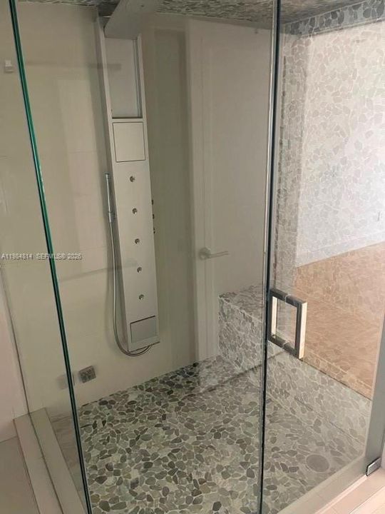 Activo con contrato: $4,200 (3 camas, 2 baños, 2215 Pies cuadrados)