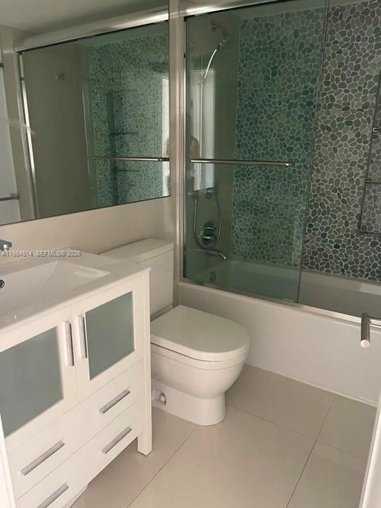 Activo con contrato: $4,200 (3 camas, 2 baños, 2215 Pies cuadrados)