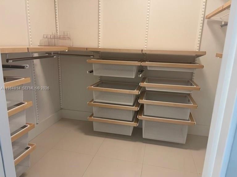 Activo con contrato: $4,200 (3 camas, 2 baños, 2215 Pies cuadrados)