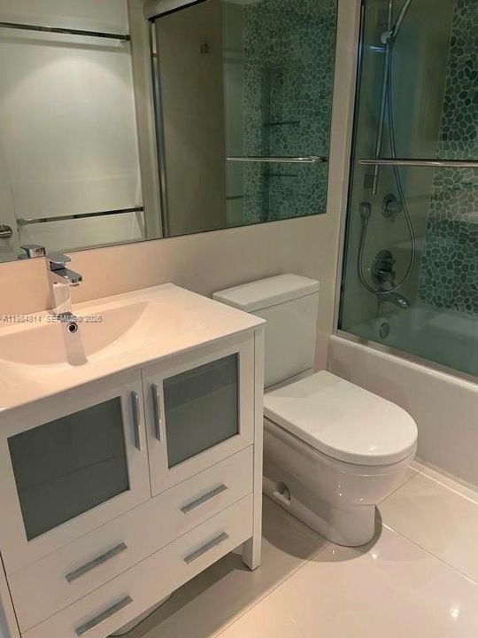 Activo con contrato: $4,200 (3 camas, 2 baños, 2215 Pies cuadrados)