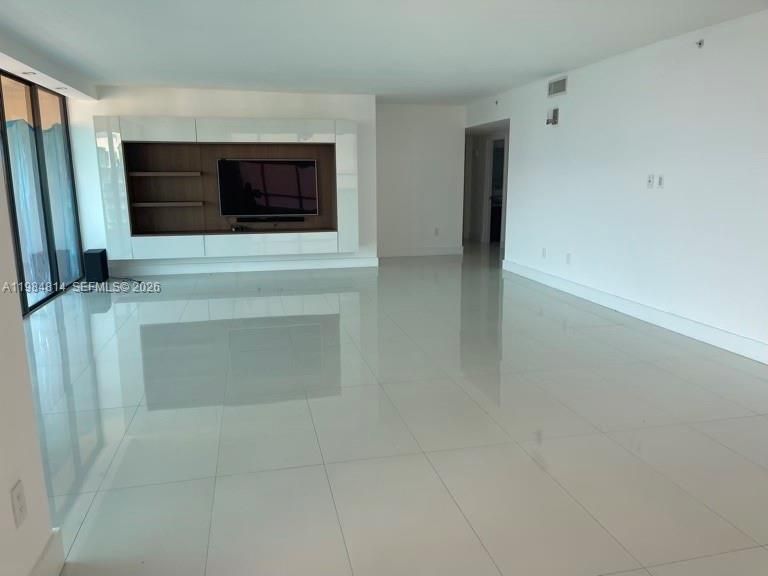 Activo con contrato: $4,200 (3 camas, 2 baños, 2215 Pies cuadrados)