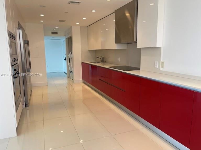 Activo con contrato: $4,200 (3 camas, 2 baños, 2215 Pies cuadrados)